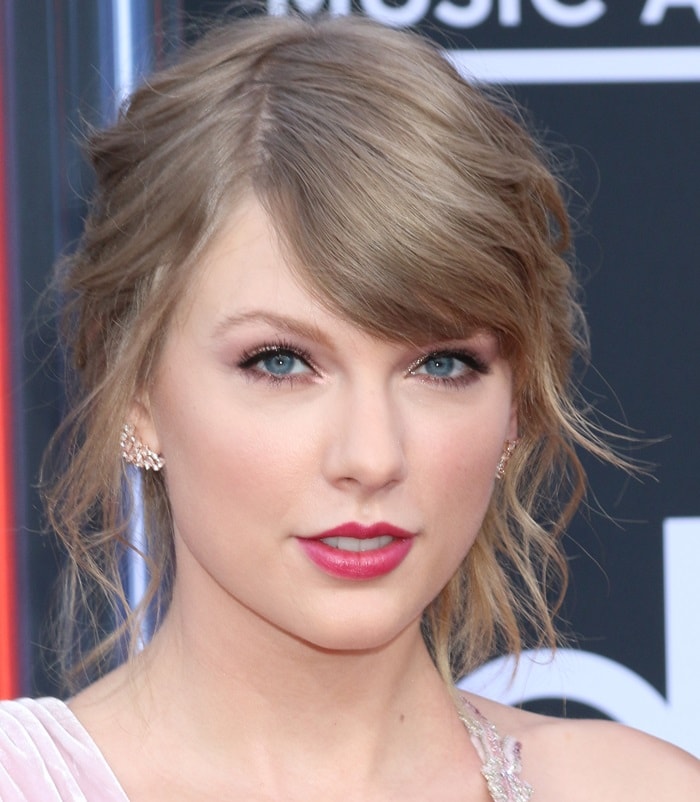 Taylor Swift showing off her Hueb earrings at the 2018 Billboard Music Awards held at the MGM Grand Garden Arena in Las Vegas on May 20, 2018