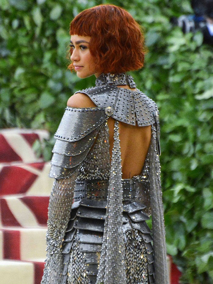 Zendaya completed the transformation with a bobbed wig inspired by Joan of Arc’s iconic hairstyle, powerfully evoking the legendary French martyr