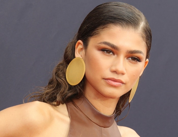 Zendaya showing off her gold-plated Paula Mendoza 'Kamenitsa' disc earrings