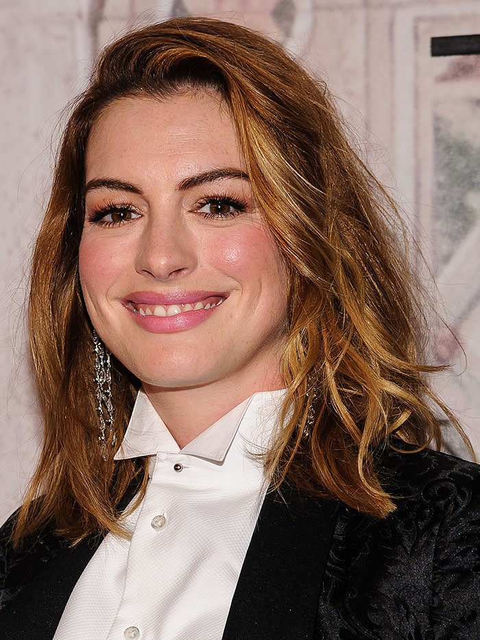 Anne Hathaway shows off her dazzling diamond dangling earrings