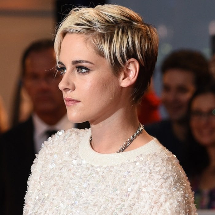 Kristen Stewart shows off her new color and haircut
