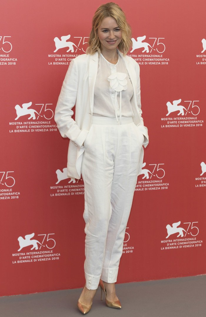 Naomi Watts donned a Giorgio Armani linen suit from the Resort 2019 Collection styled with Cartier jewelry