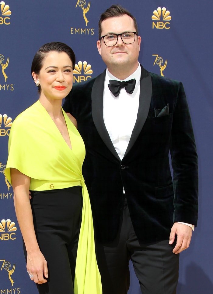 A closer look at Tatiana Maslany’s sleek red-carpet styling, featuring her asymmetric Siriano top and tailored black trousers that balanced modern structure with bold color