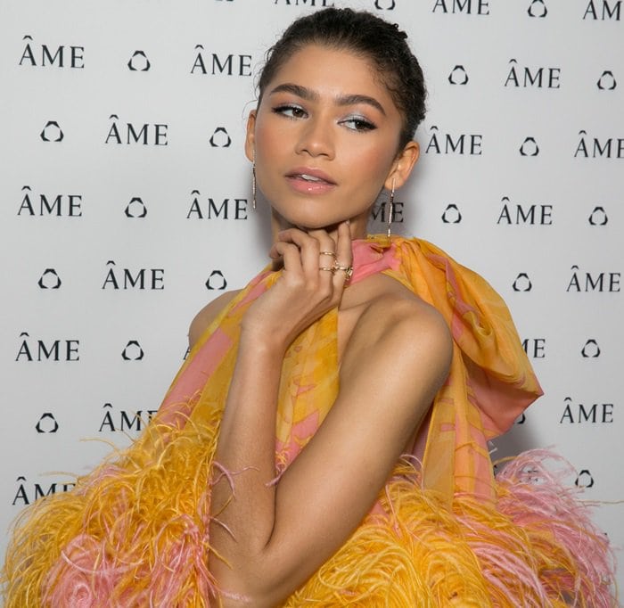 Zendaya shows off her gold drop earrings and other jewelry by Âme