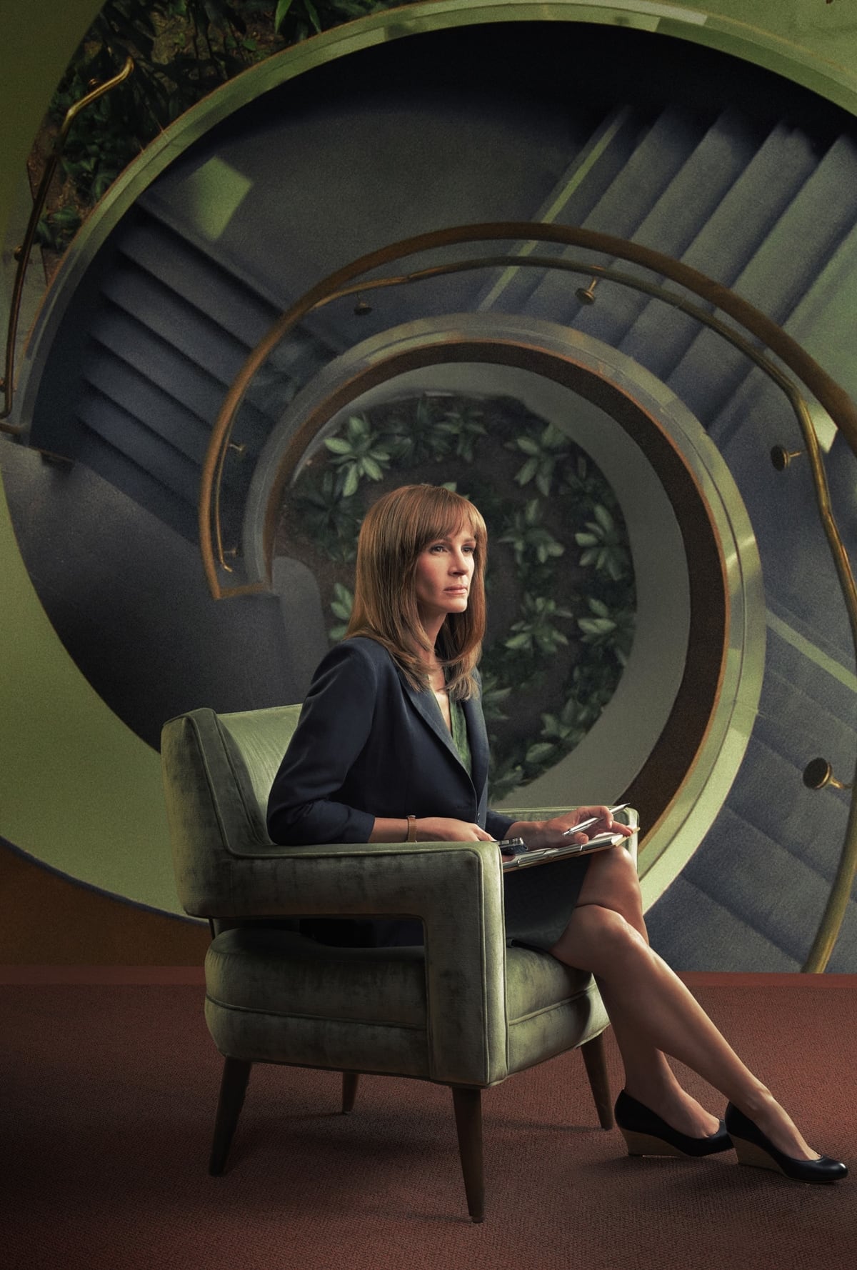 Julia Roberts embodies Heidi Bergman in Amazon Prime Video’s psychological thriller Homecoming, pairing a sharp tailored blazer and pencil skirt with classic black wedge pumps that highlight her understated professional style