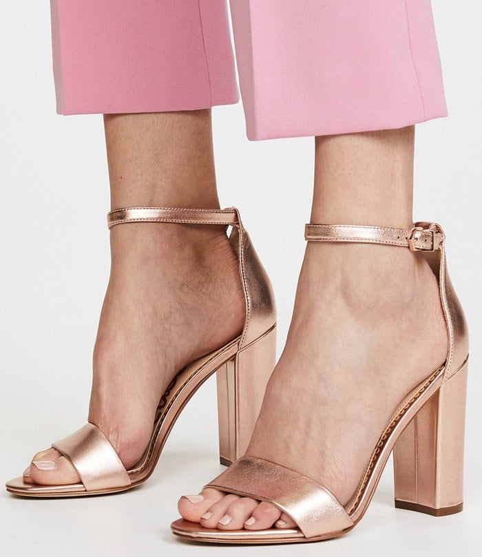 These modern and minimalist Yaro heeled sandals give you a stylish edge over the rest