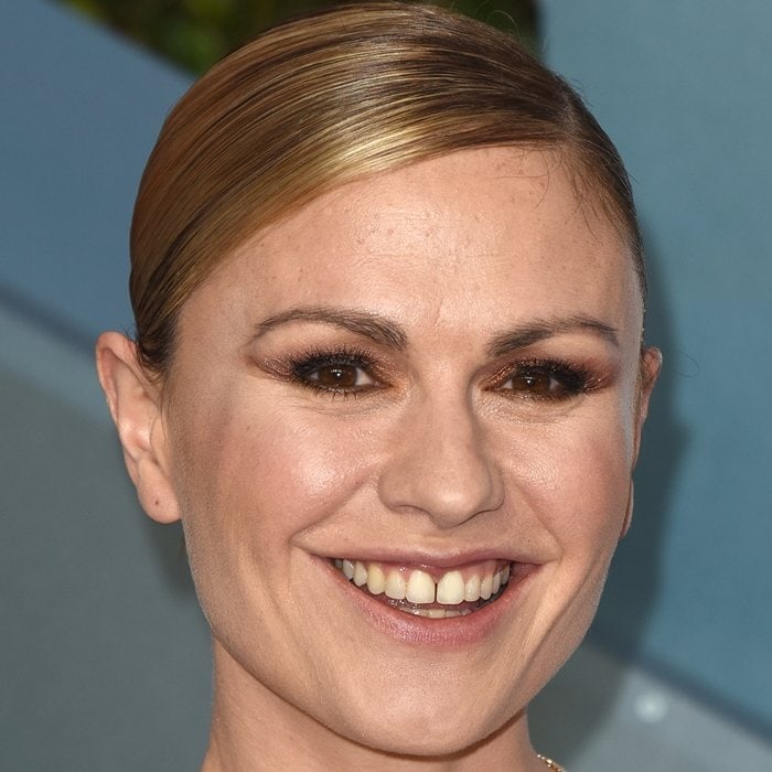 Anna Paquin highlighted her signature smile at the 26th Annual Screen Actors Guild Awards held at The Shrine Auditorium in Los Angeles on January 19, 2020, confidently embracing her natural look on the red carpet