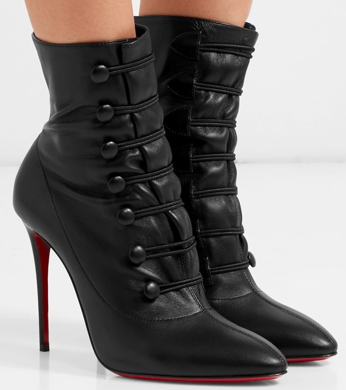 A timeless piece of the Maison Louboutin, these ankle boots reveal a head-turning curve that combines refinement and style