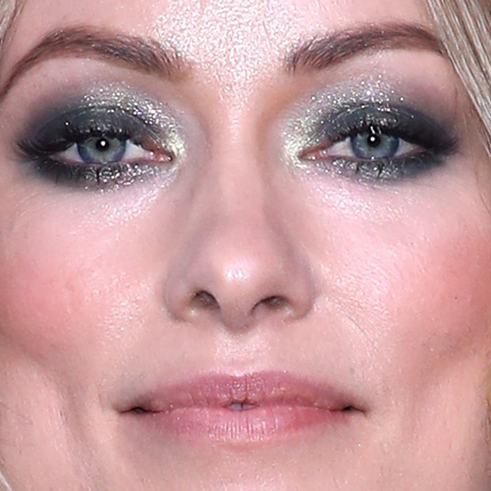 A close-up reveals how metallic shadow and soft lashes amplify the eyes’ color-shifting effect under bright red-carpet lighting