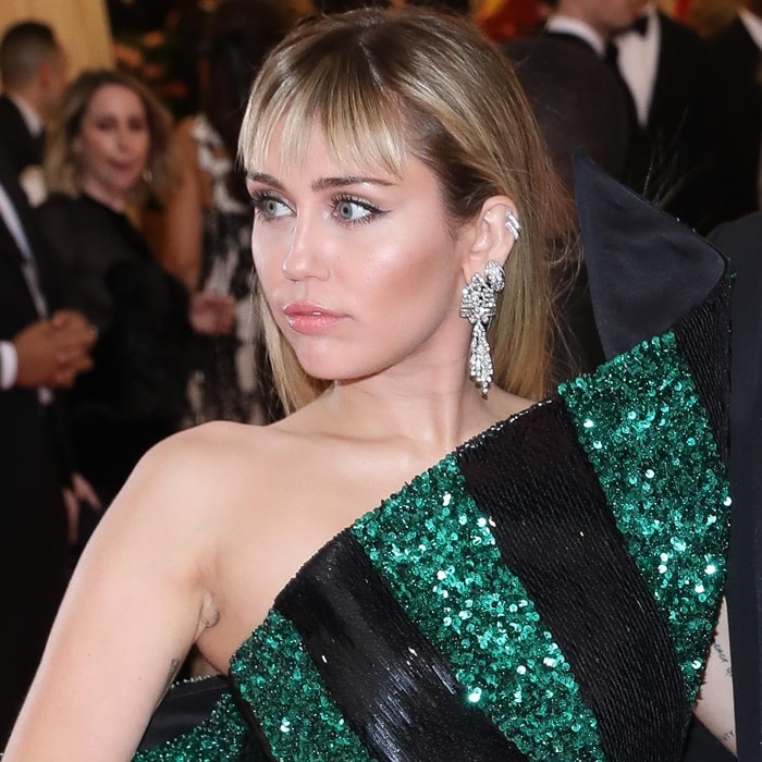 Loree Rodkin diamond drop earrings and ear cuffs complement Miley Cyrus’s sharply lined Met Gala beauty look