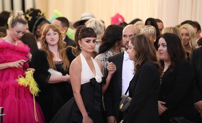 Penélope Cruz made everyone sleepy in her Chanel Spring 1987 Haute Couture collection ensemble