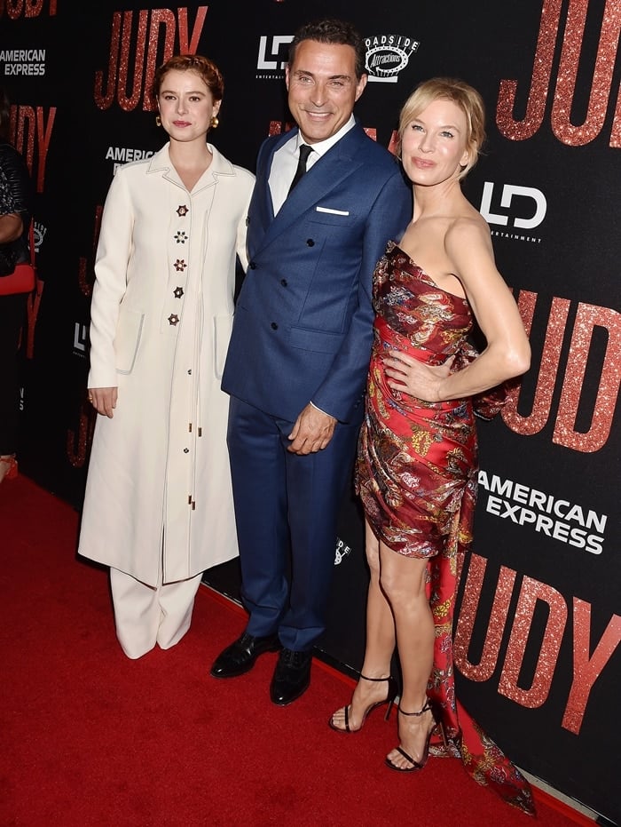 Renée Zellweger joins co-stars Jessie Buckley and Rufus Sewell on the Judy red carpet, where her custom-dyed Stuart Weitzman heels perfectly echo the rich burgundy tones of her Oscar de la Renta dress