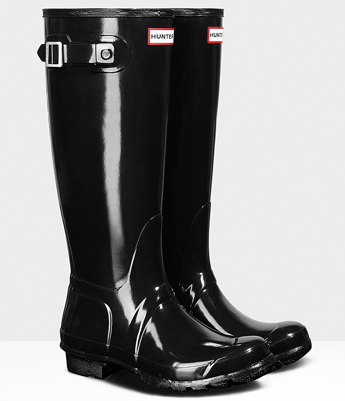 Hunter Original Tall Gloss rain boots in black feature a high-shine waterproof finish, knee-high shafts, adjustable side buckles, and low block heels