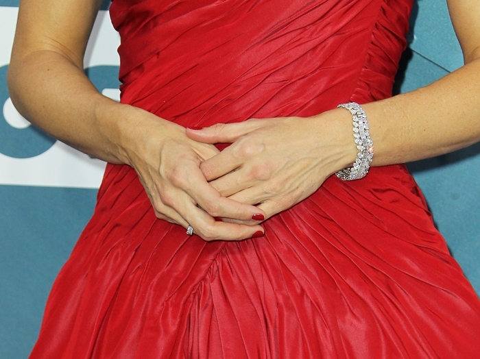 Jennifer Garner’s timeless elegance shines with a vintage 1959 tennis bracelet that perfectly complements her red Dolce Gabbana gown