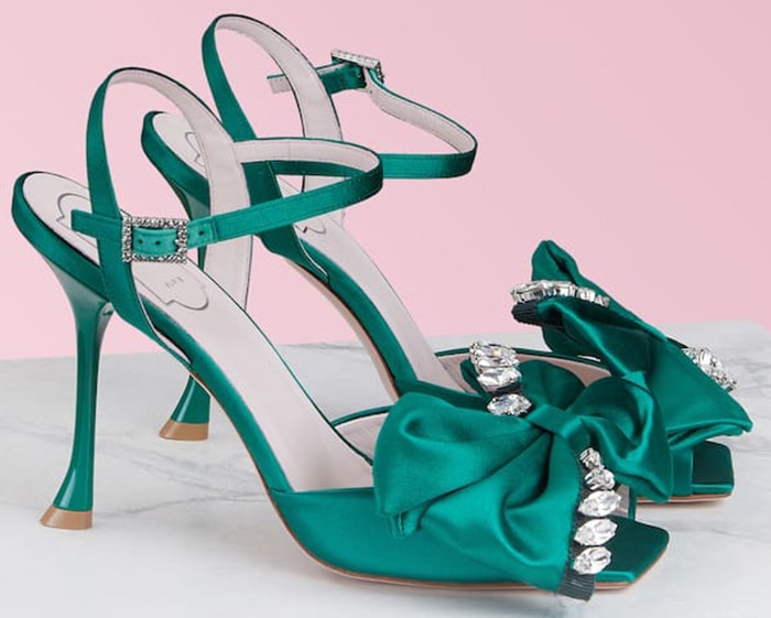 The Roger Vivier ‘Bow Strass’ sandals paired rich emerald satin with sparkling crystal accents, echoing the glamorous eveningwear aesthetic of Byrne’s premiere look