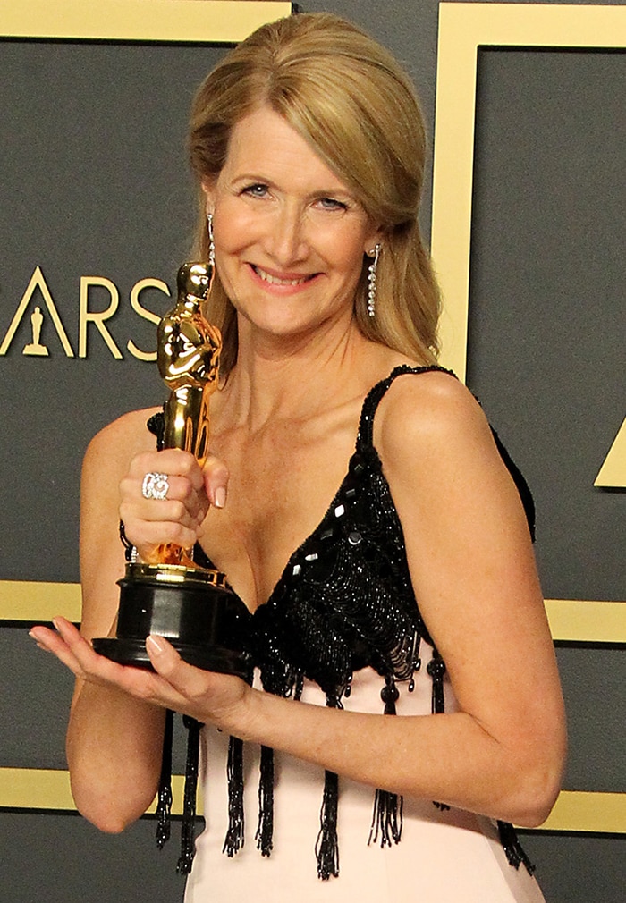 Laura Dern shares her first Oscar trophy with her parents