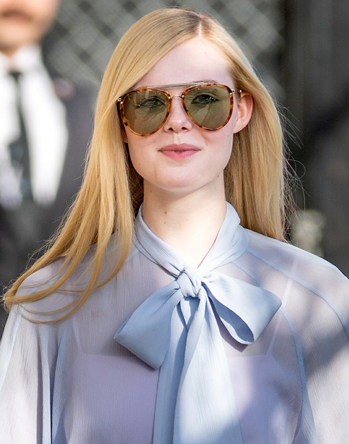 Her blonde locks were styled straight with a side parting, while her face was simply made-up with pink blush, lipstick, and dark eyeliner
