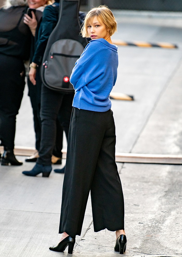 From behind, Grace VanderWaal lets classic black Chanel pumps anchor her wide-leg trousers, proving how polished heels can quietly sharpen a relaxed, youthful silhouette
