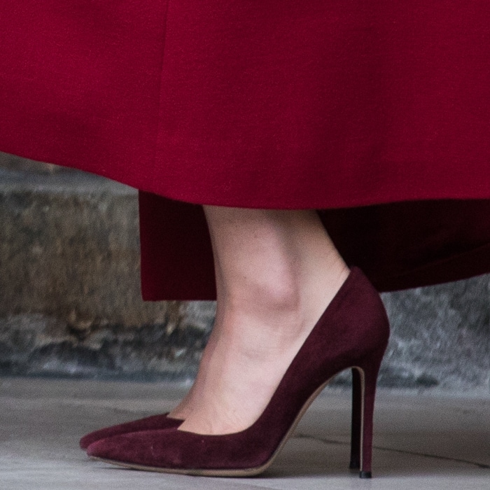 The deep wine-colored suede heels added subtle texture to the outfit while creating the long, uninterrupted line that has become a hallmark of her formal dressing