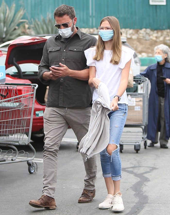 Ben Affleck kept to his usual off-duty uniform of a dark button-down, gray jeans, and brown lace-up boots, while Violet Affleck paired distressed skinny jeans and pale pink Nike sneakers with a flutter-sleeve white top