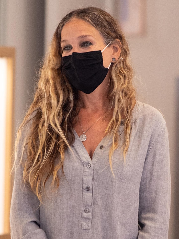 Sarah Jessica Parker wears her signature long wavy locks and smokey eye-makeup