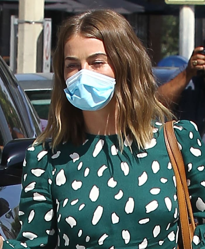 Loose waves, understated accessories, and a disposable face mask reinforced the effortless everyday aesthetic that defined much of California dressing in 2020