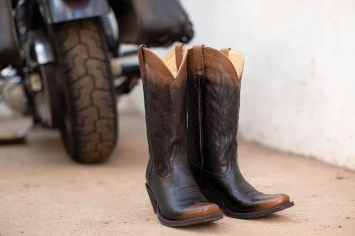 The Ariat Circuit Ombre boot pairs classic western styling with comfort-focused technology, making it a versatile choice for riding, ranch work, and everyday wear