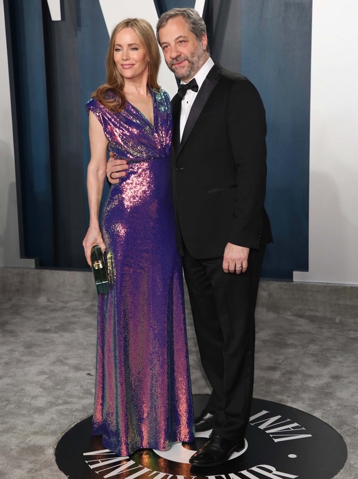 Leslie Mann and Judd Apatow attend the 2020 Vanity Fair Oscar Party at the Wallis Annenberg Center for the Performing Arts on February 9, 2020, in Beverly Hills, California, with Mann shimmering in an iridescent Monique Lhuillier Spring 2020 sequin gown styled with State Property jewelry