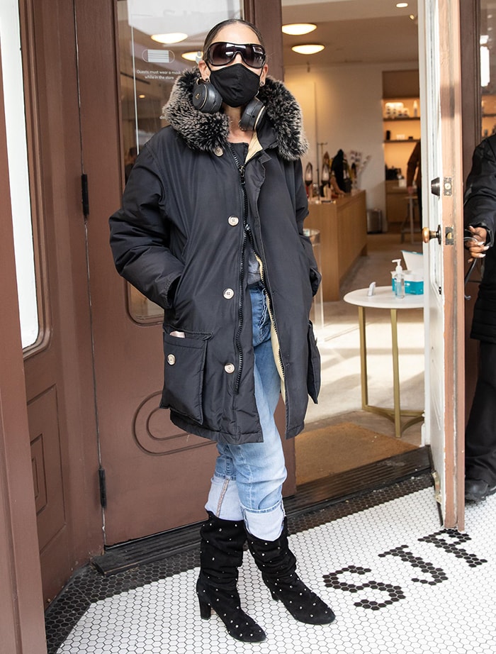 Sarah Jessica Parker wears light-wash jeans and black studded SJP Busker boots at her South Street Seaport boutique on January 13, 2021
