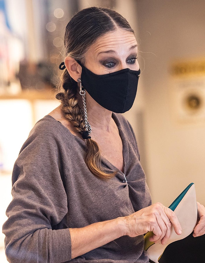 Sarah Jessica Parker wears a black ribbed face mask with a Pretty Connected chain strap in New York City