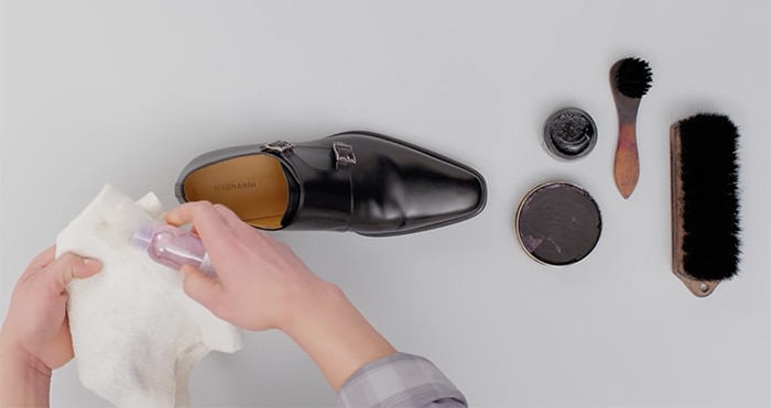 Use saddle soap on unfinished leather, such as raw or vegetable-tanned finishes, while finished leather shoes can usually be cleaned safely with a mild sudsing cleanser
