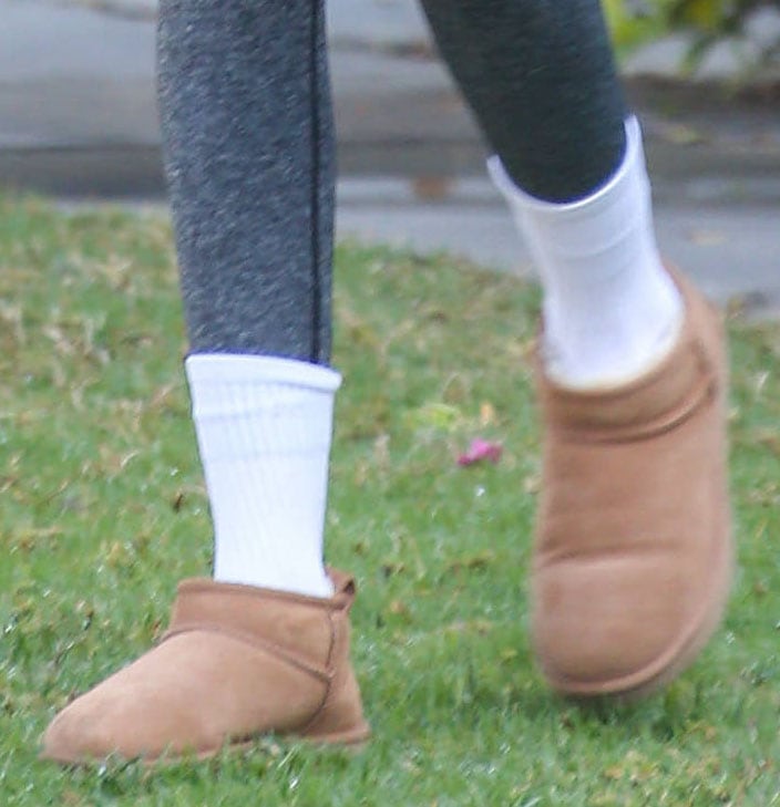 Kaia’s chestnut UGG Ultra Minis paired with scrunched white socks highlight the slip-on ease and relaxed proportions that made the silhouette a 2020s staple