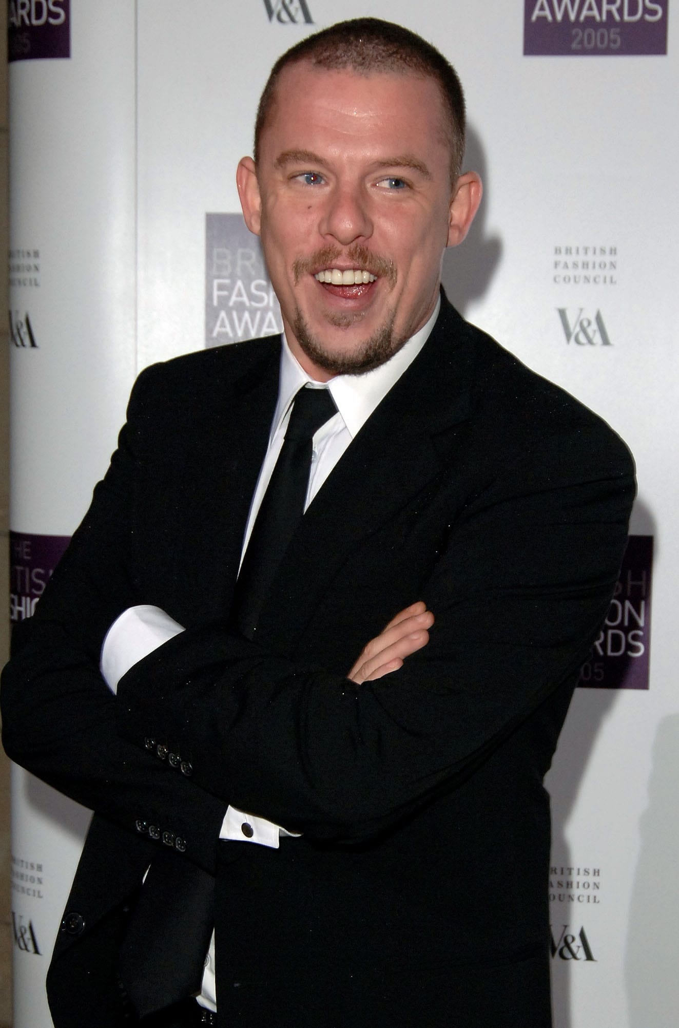Alexander McQueen flashes a confident smile at the British Fashion Awards 2005, where his razor-sharp tailoring and rebellious spirit cemented his status as fashion’s ultimate provocateur