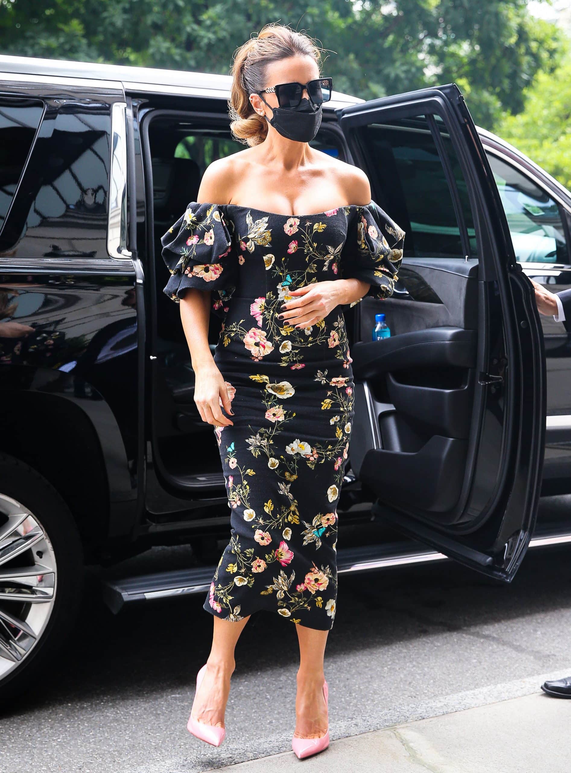 Kate Beckinsale arrives back at her New York City hotel after promoting Jolt on Live with Kelly and Ryan on July 21, 2021, pairing a floral off-the-shoulder Monique Lhuillier dress with bubblegum-pink Christian Louboutin pumps that echo the romantic tones of the print