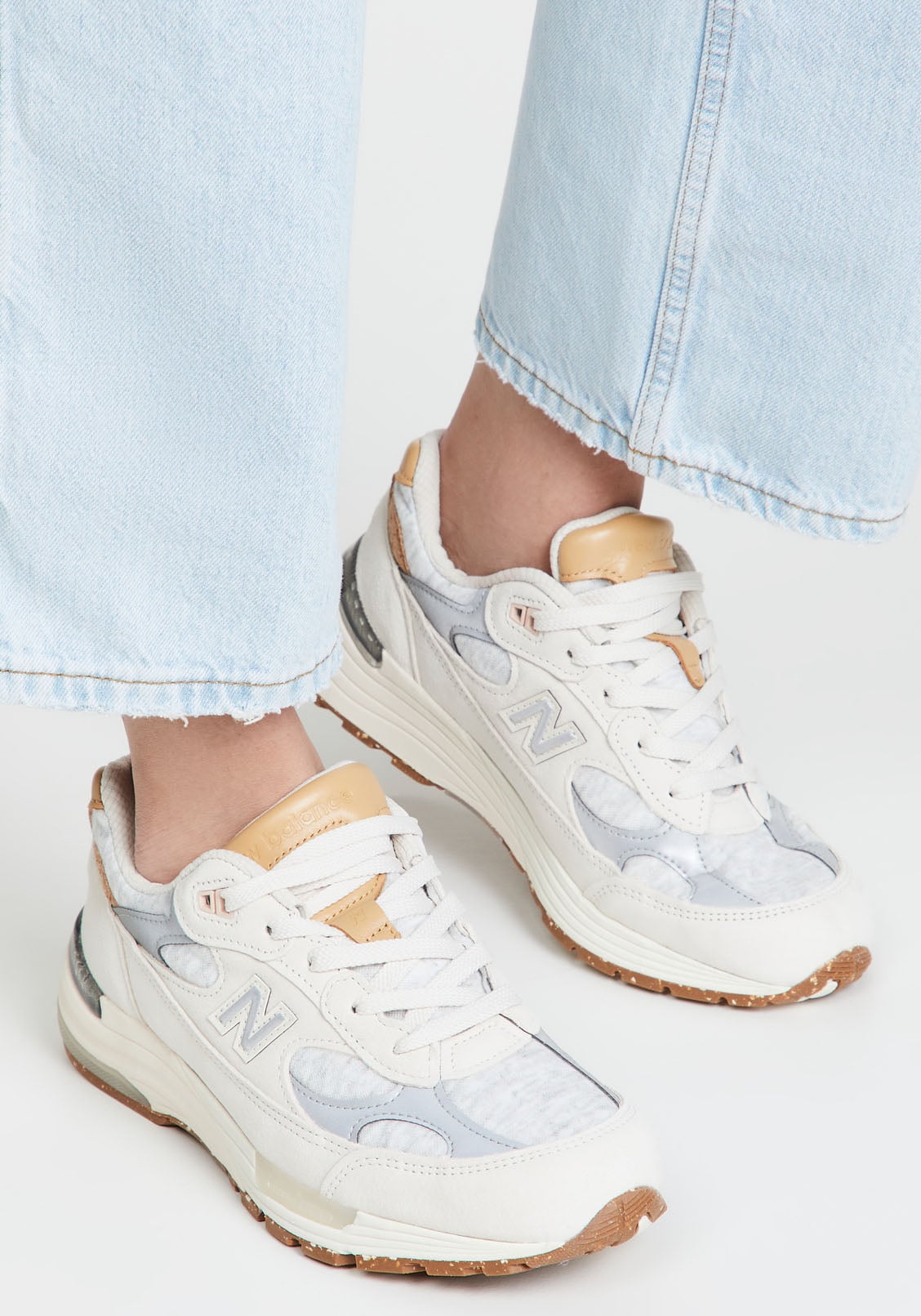 The Made US 922 is designed and engineered with a suede and mesh upper over an ENCAP and ABZORB dual-midsole