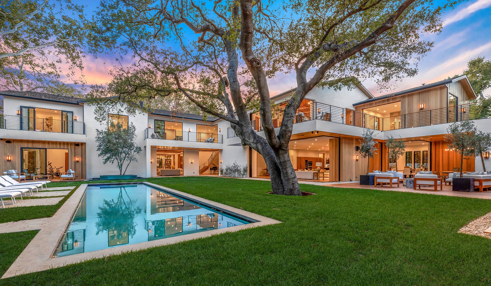 Joe Jonas and Sophie Turner sold their luxurious 15,000-square-foot Encino estate—complete with a pool and expansive outdoor living spaces—for $15.2 million
