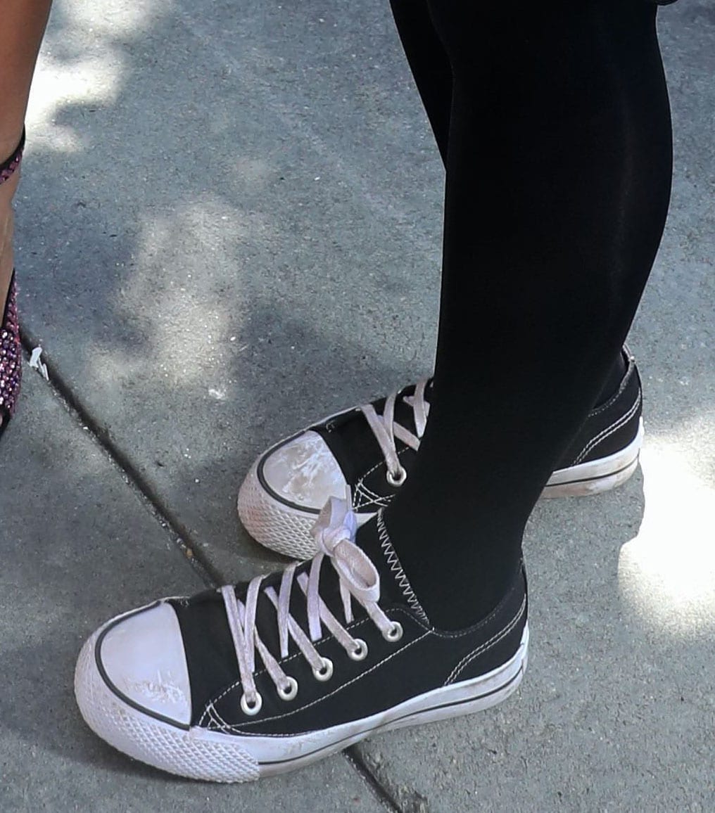 Kelly Clarkson grounds her floral Diane von Furstenberg mini dress with classic black Converse Chuck Taylor sneakers and opaque tights, opting for comfort over heels during the New York City shoot