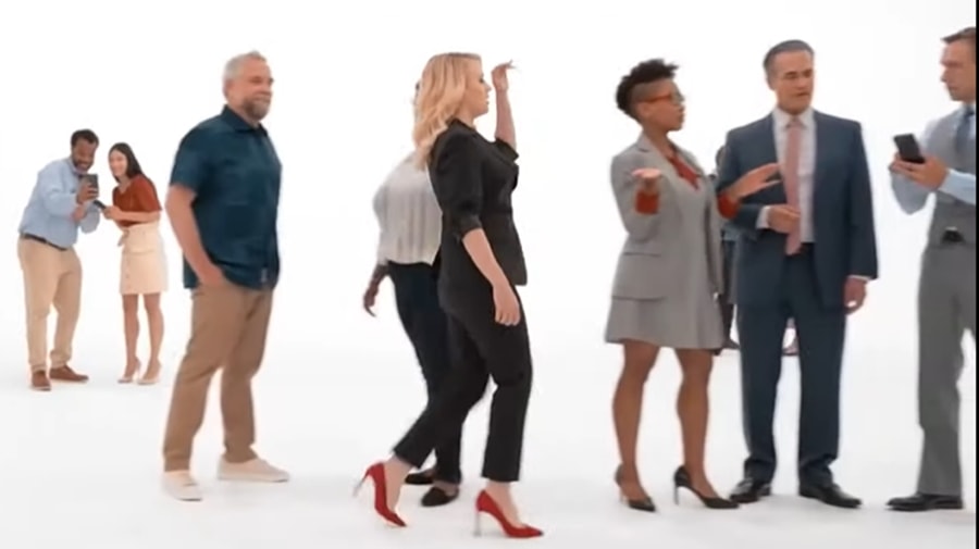 In her viral Verizon spot, Kate McKinnon delivers her signature walk-and-talk energy in classic red heels — turning a tech ad into an unexpectedly stylish, meme-worthy runway moment
