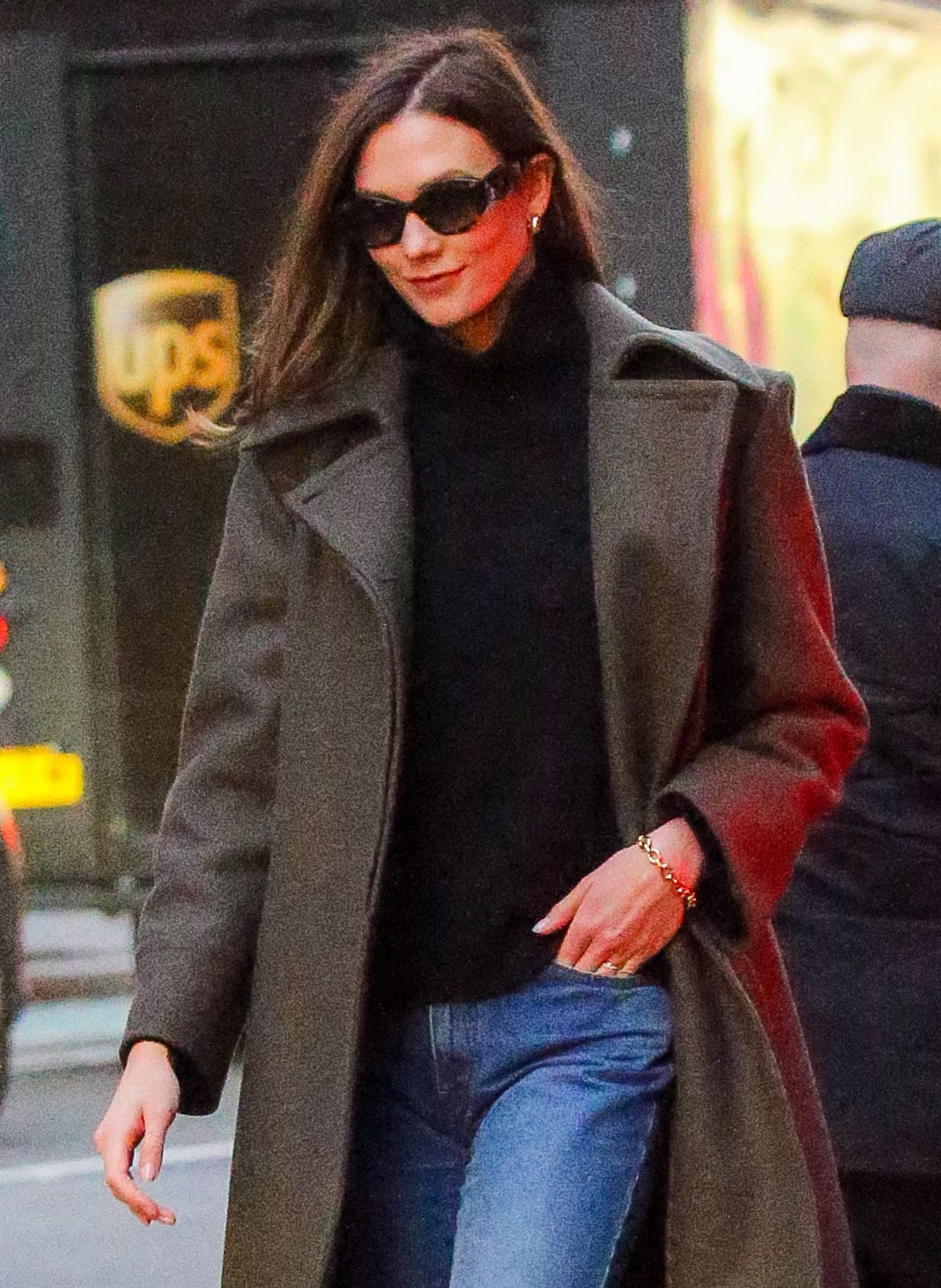 The darker brunette shade added warmth and contrast to Karlie Kloss’ monochrome winter layers, while angular Prada sunglasses sharpened the relaxed street-style look.