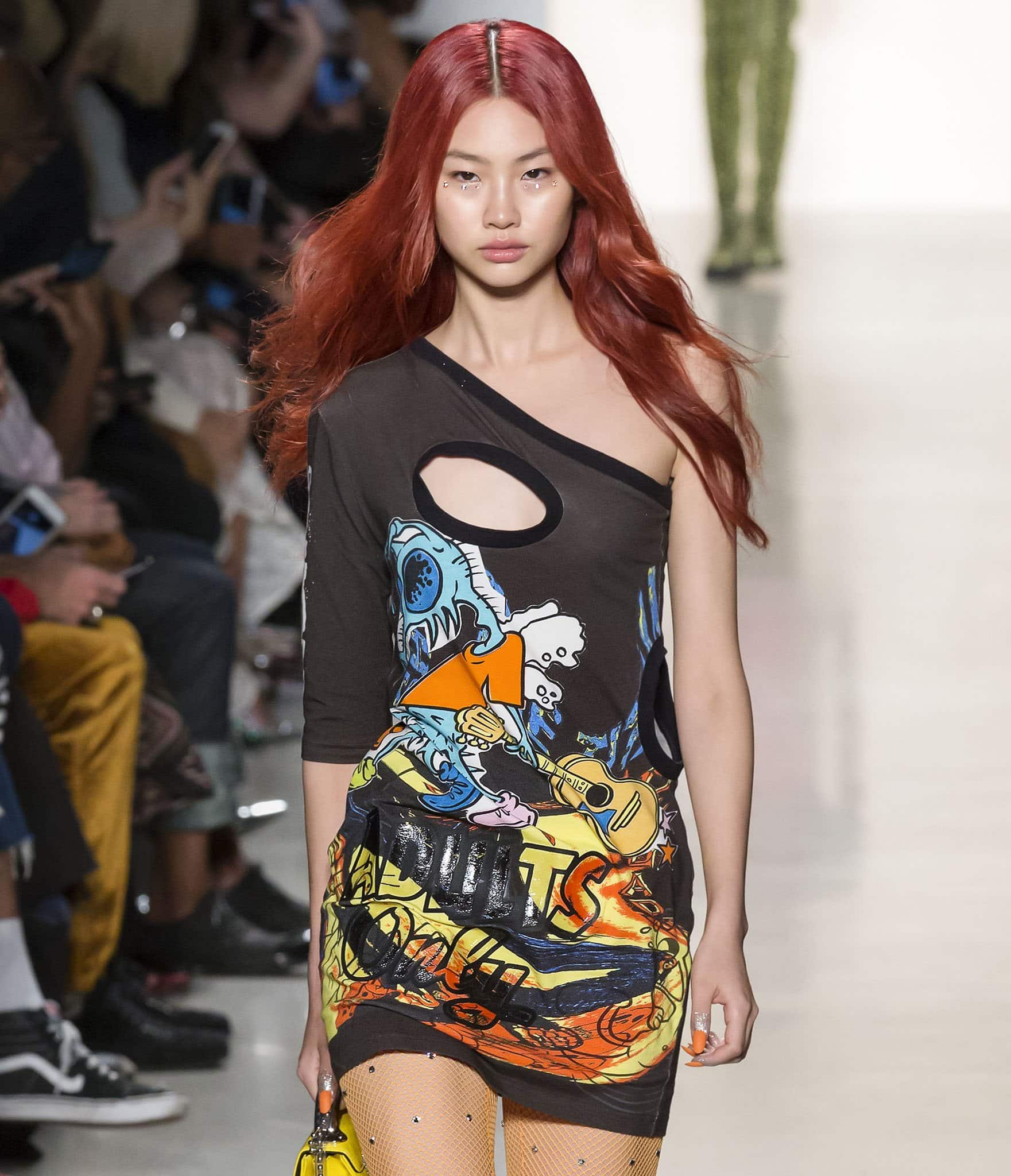HoYeon Jung, standing tall at 5ft 8½ (174 cm), brought edgy energy to the runway in a vibrant one-shoulder mini dress, styled with playful graphics and signature attitude