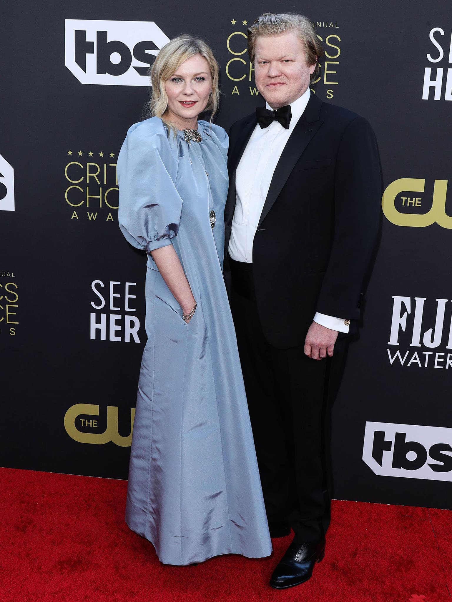 Kirsten Dunst and fiancé Jesse Plemons pose in coordinated elegance on the red carpet at the Critics' Choice Awards on March 13, 2022