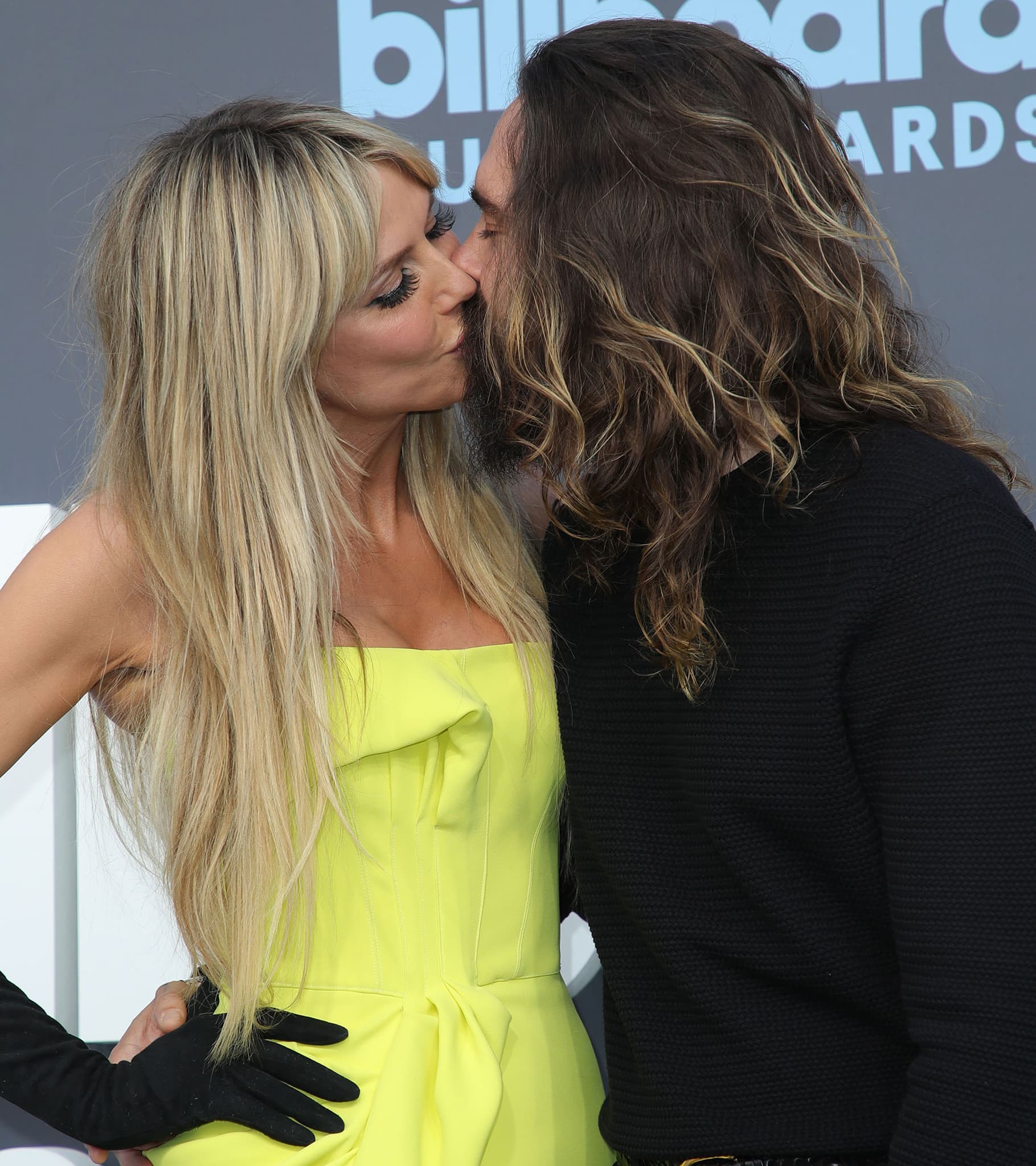 Heidi Klum and husband Tom Kaulitz share a kiss on the red carpet