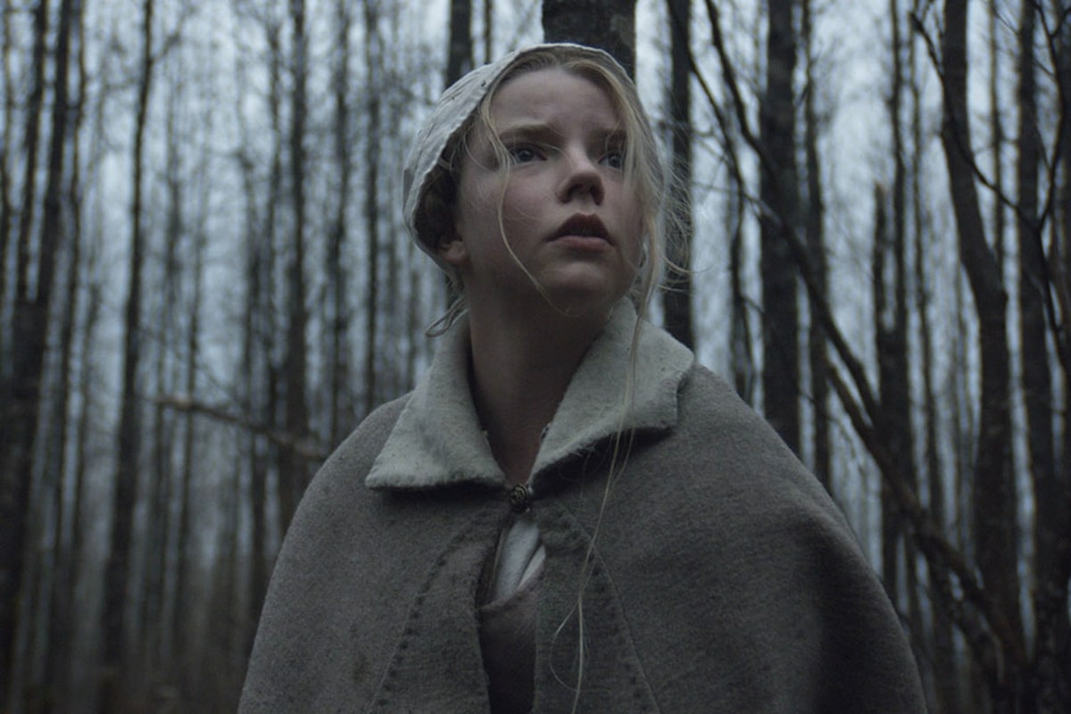 Anya Taylor-Joy makes a haunting debut in The Witch, cloaked in somber 17th-century garb with a linen bonnet and roughspun wool cape—perfectly reflecting the film’s chilling Puritan aesthetic