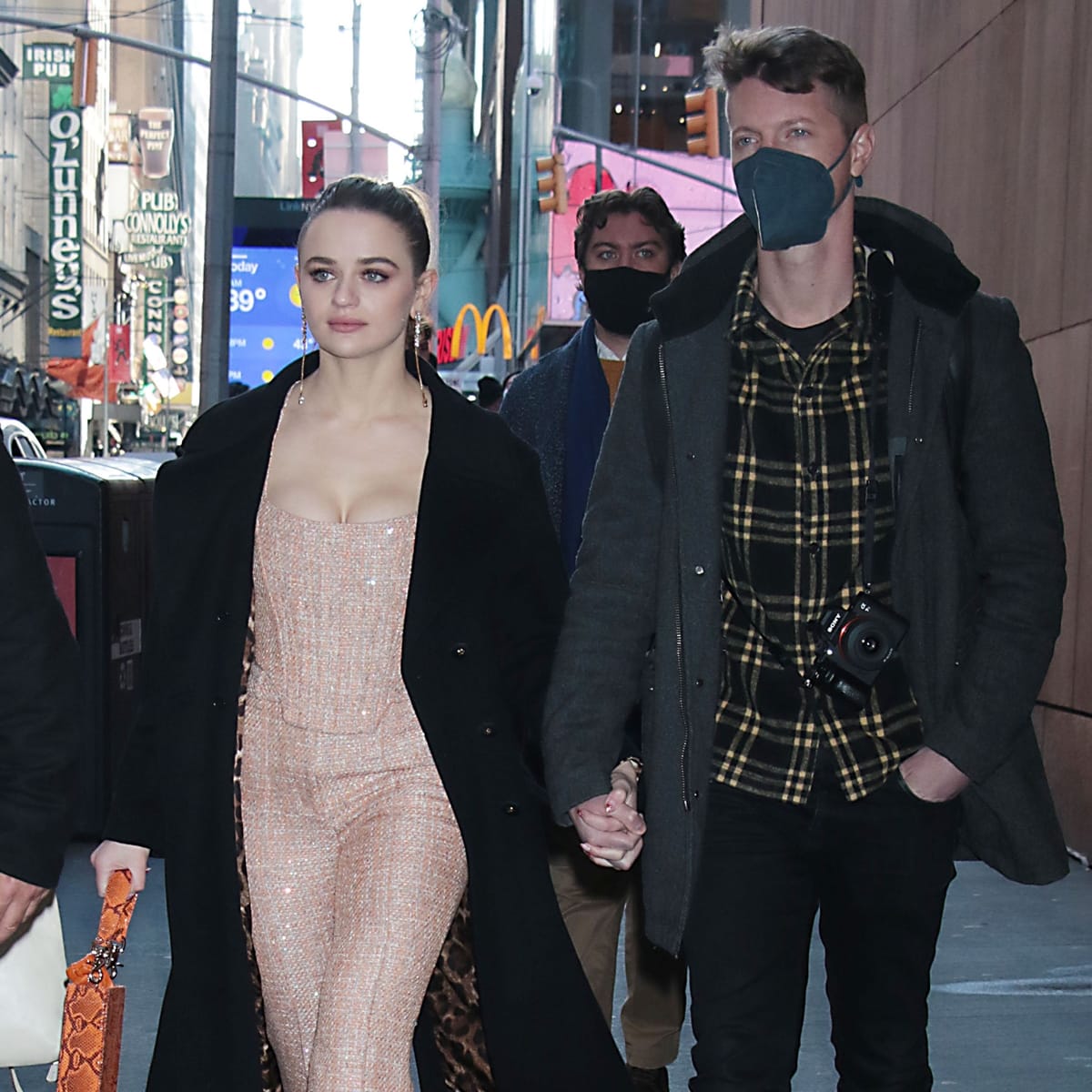 Joey King, who stands at 5′3″ (163 cm), is pictured with her much taller fiancé Steven Piet (around 6′0″/183 cm), whom she first met when he directed two episodes of Hulu’s The Act
