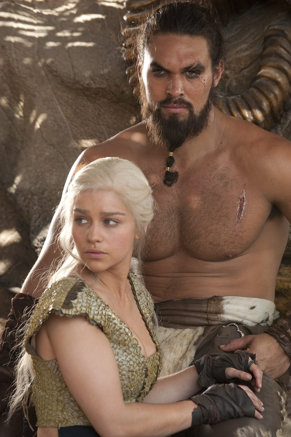 Emilia Clarke, at 5ft 2 (157.5 cm), looks especially petite beside Jason Momoa, who stands an imposing 6ft 4 (193 cm), as they portray Daenerys Targaryen and Khal Drogo in Game of Thrones
