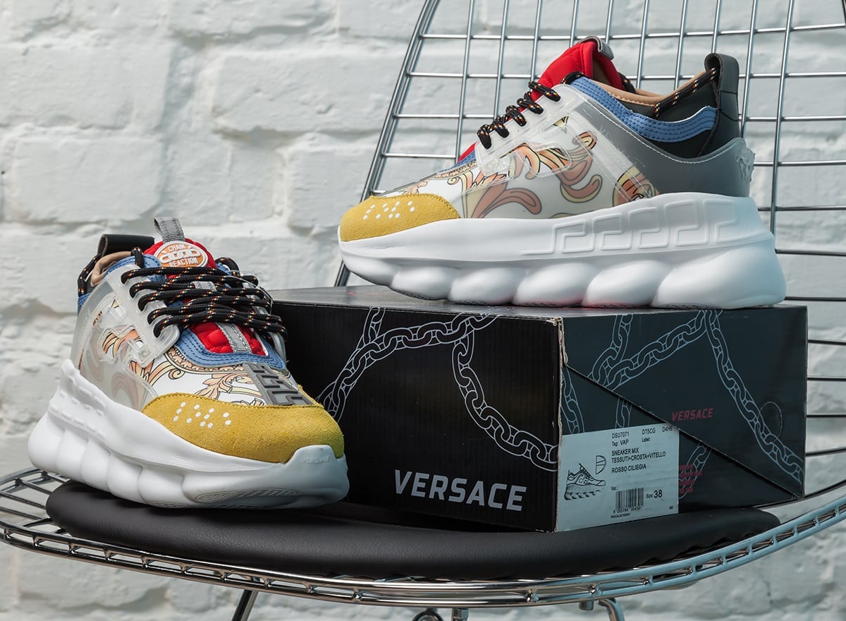 The packaging should not feel cheap and the details on the size tag of the shoe should match the box