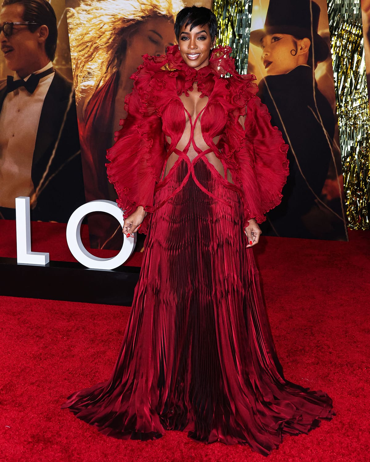 Kelly Rowland commands the red carpet in an Iris van Herpen Spring 2021 Couture ruffled cutout gown that highlights her décolletage and sculpted abs