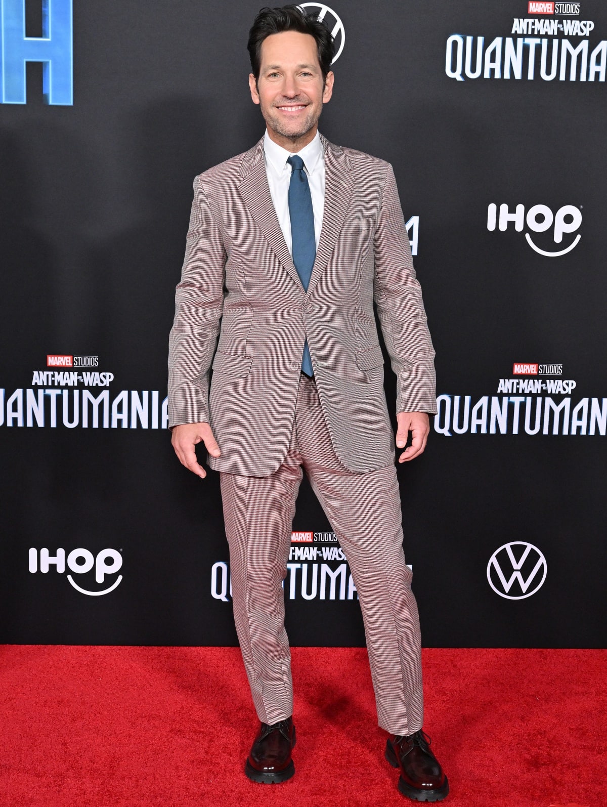 Paul Rudd looked dapper in a mauve Fendi suit styled with a teal tie and polished burgundy Church’s Derby shoes on the Los Angeles red carpet