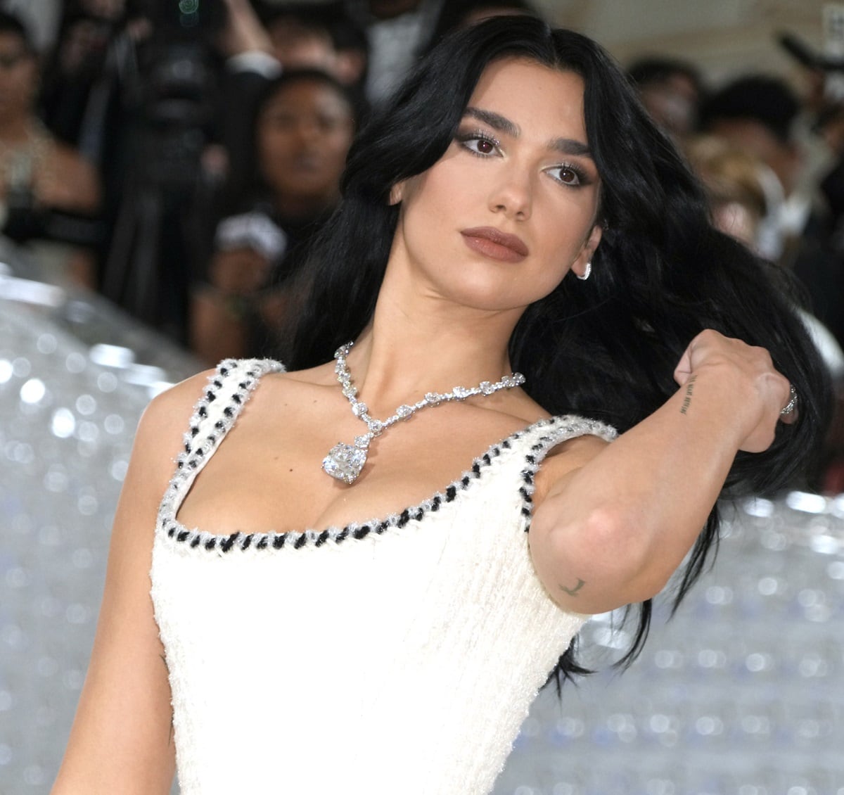 Dua Lipa styled her stunning Chanel gown with exquisite Tiffany Co. jewelry that included a platinum necklace adorned with a primary diamond weighing over 200 carats, cut in the iconic proportions of the famous Tiffany Diamond