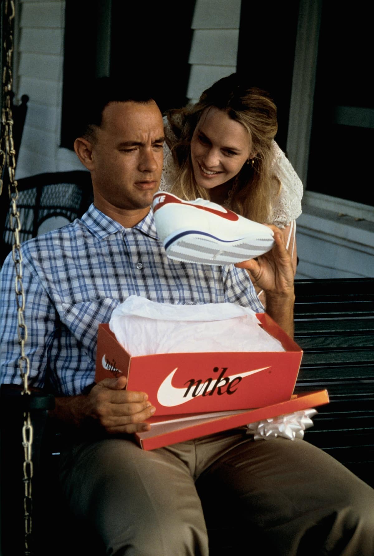 Robin Wright as Jenny Curran gifts Tom Hanks’s Forrest Gump a pair of Nike Cortez sneakers—an unforgettable shoe moment that became a symbol of endurance, love, and one of the most iconic footwear scenes in cinema history